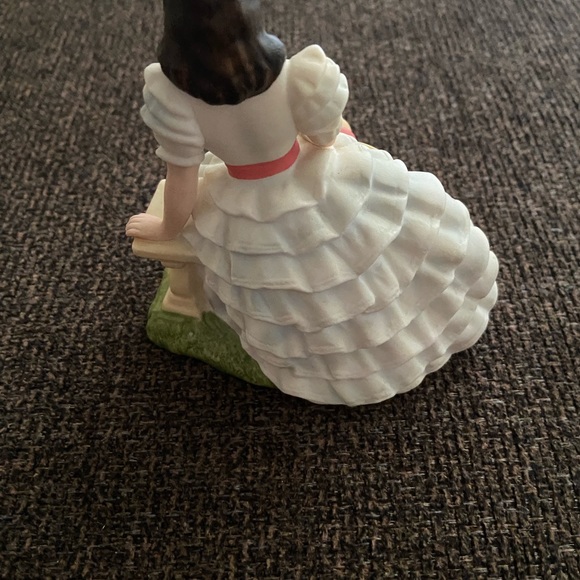 Scarlett O’Hara Figurine - Picture 2 of 3